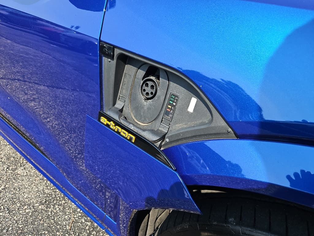 2023 Audi e-tron S view 5