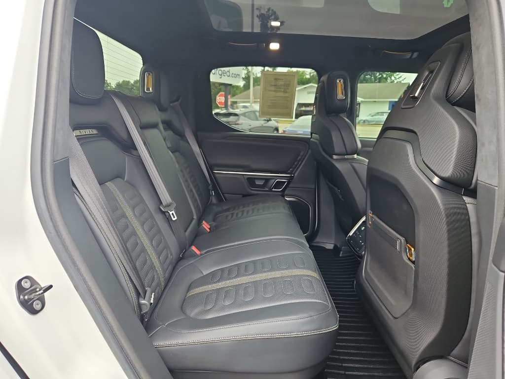 2022 Rivian R1T view 20