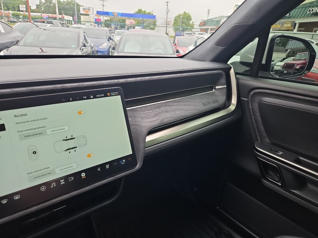 2022 Rivian R1T view 19
