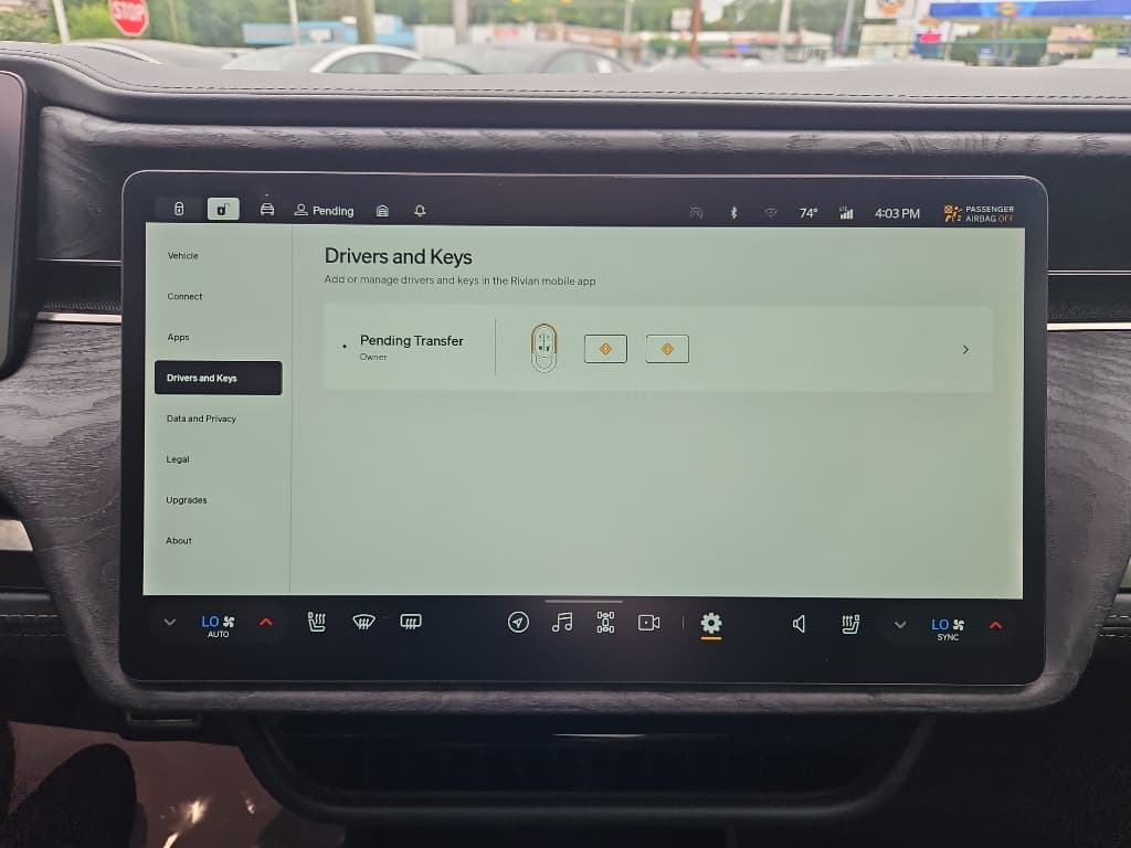 2022 Rivian R1T view 13