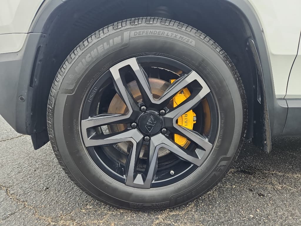 2022 Rivian R1T view 28