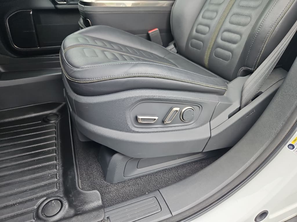 2022 Rivian R1T view 7