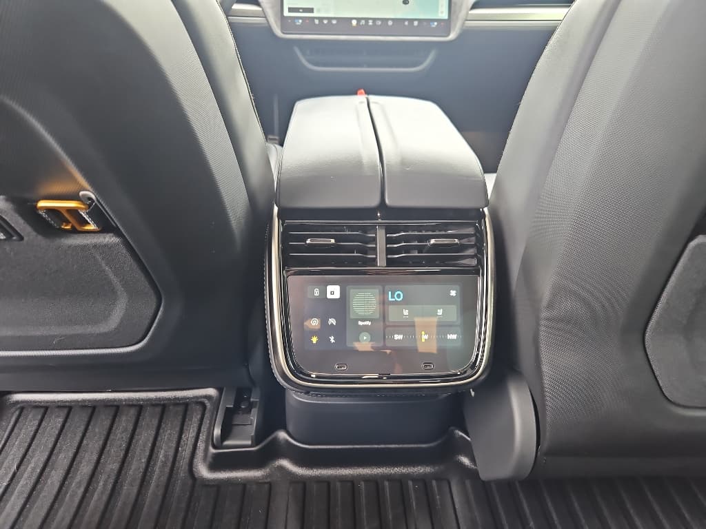 2022 Rivian R1T view 21