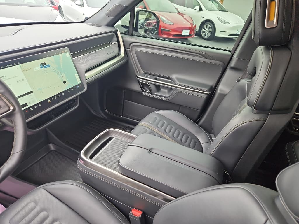2022 Rivian R1T view 16