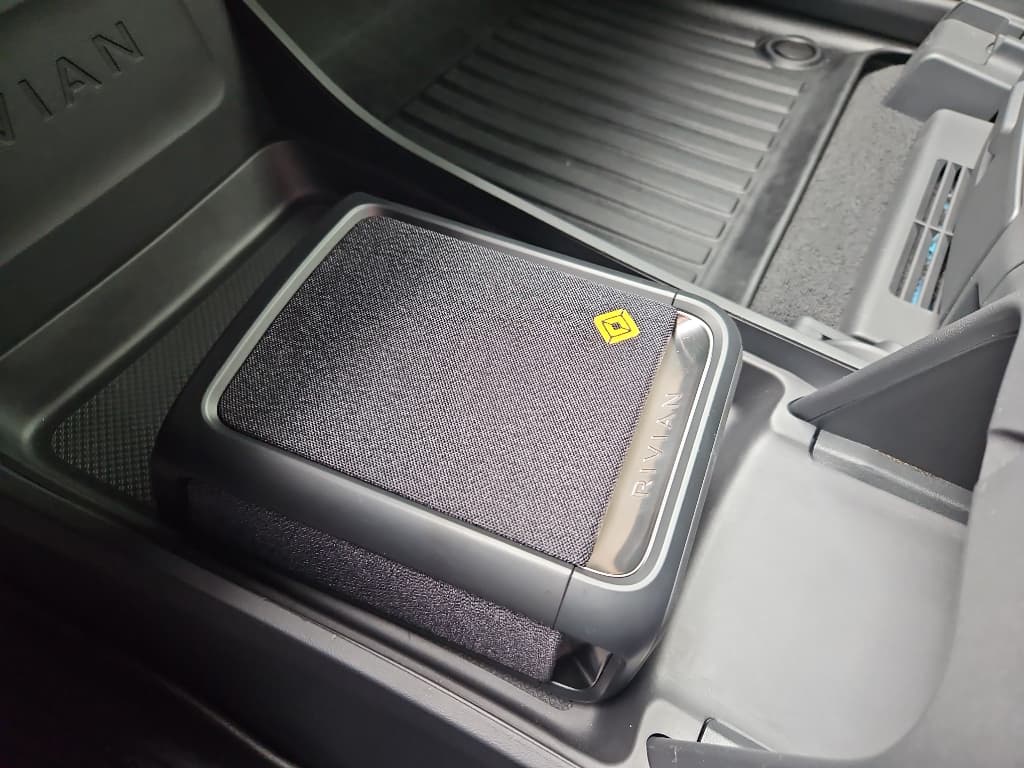 2022 Rivian R1T view 18