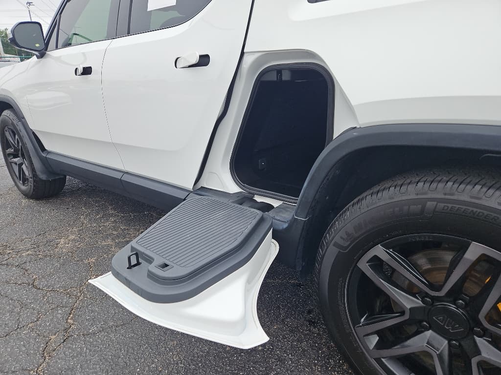 2022 Rivian R1T view 24