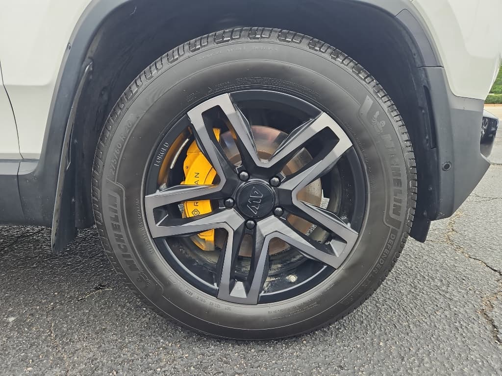2022 Rivian R1T view 34