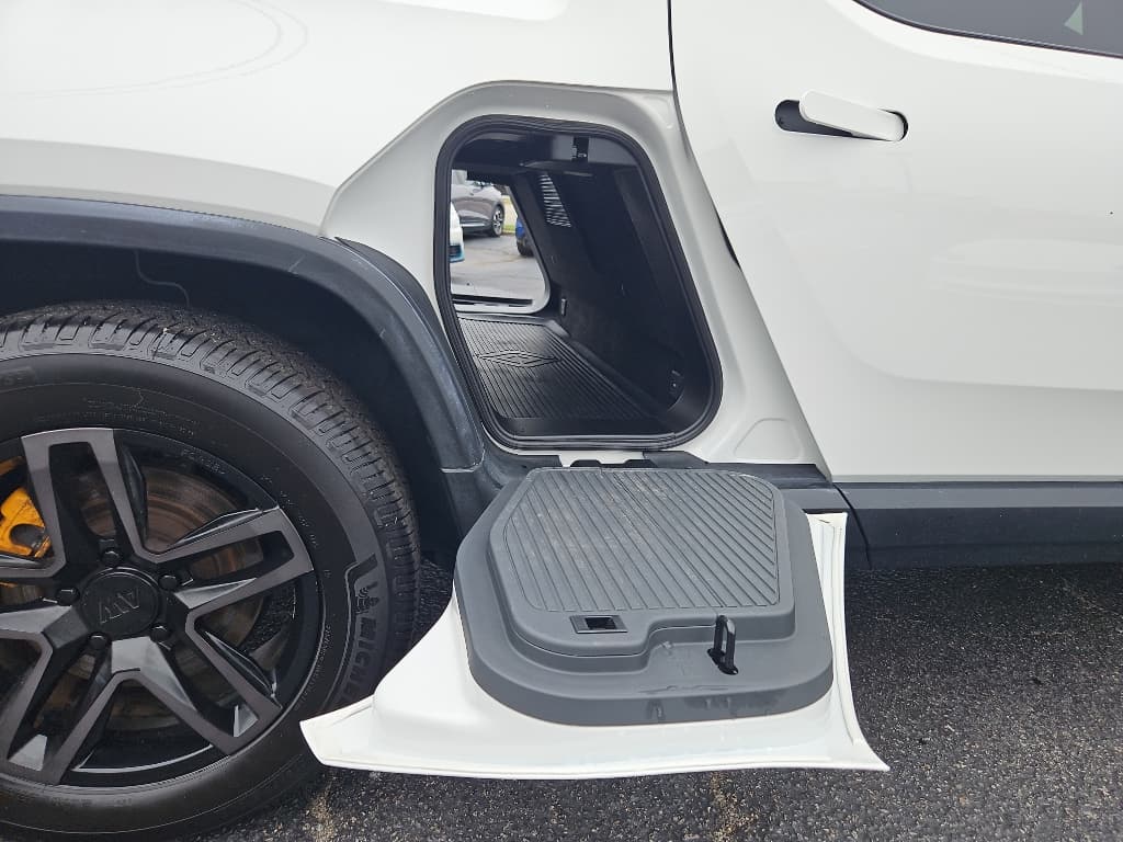 2022 Rivian R1T view 25