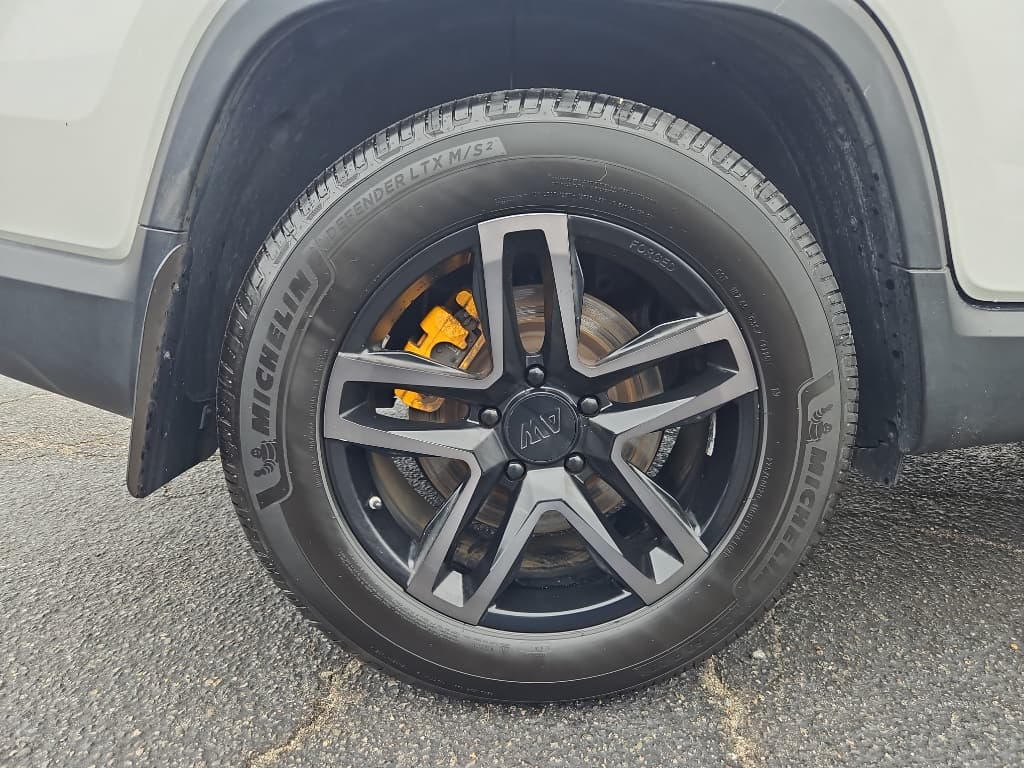 2022 Rivian R1T view 32