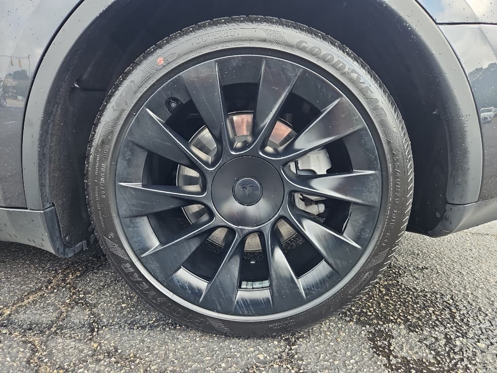 2024 Tesla Model Y view 26