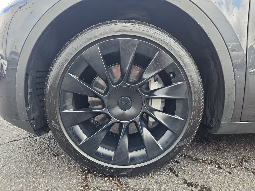 2024 Tesla Model Y view 24