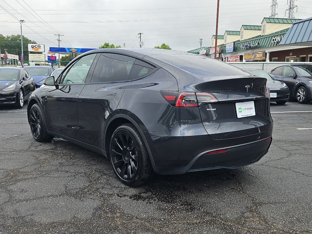 2024 Tesla Model Y view 19