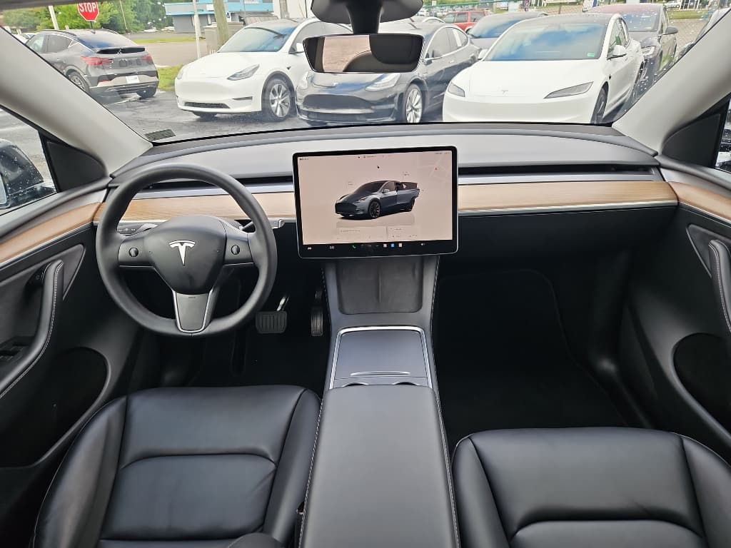 2024 Tesla Model Y view 7