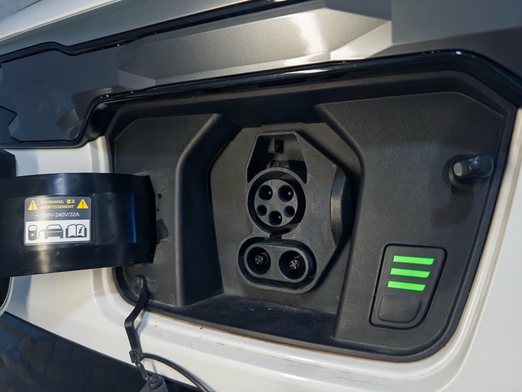 2023 Kia Niro EV view 5