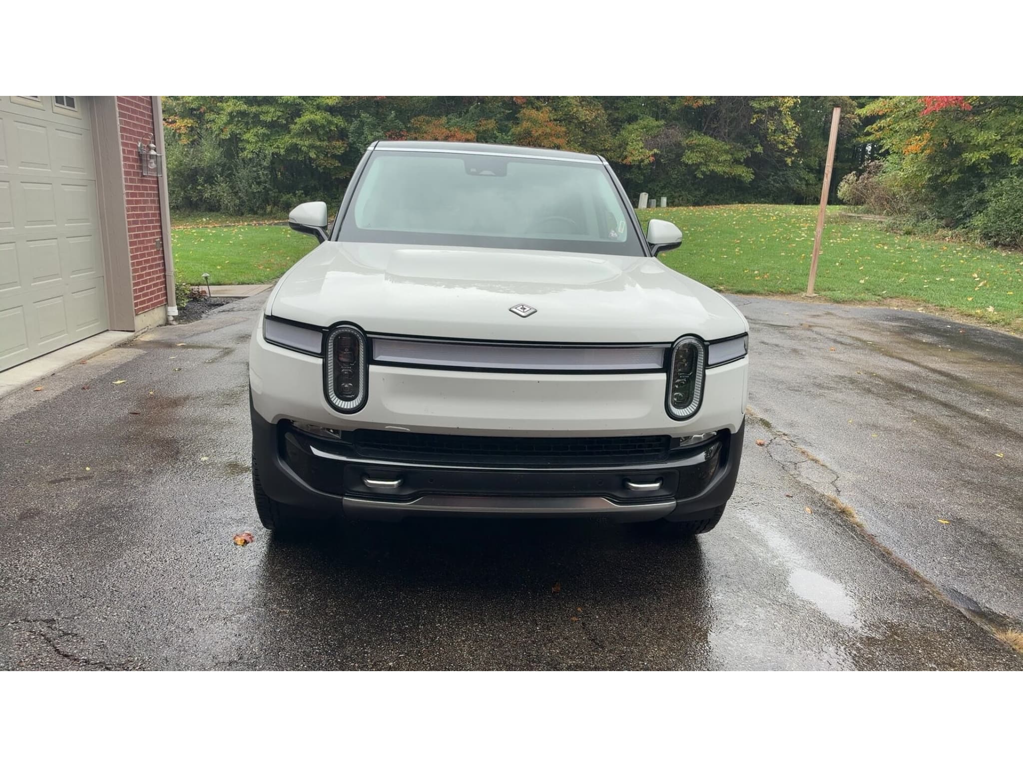 2023 Rivian R1S view 8