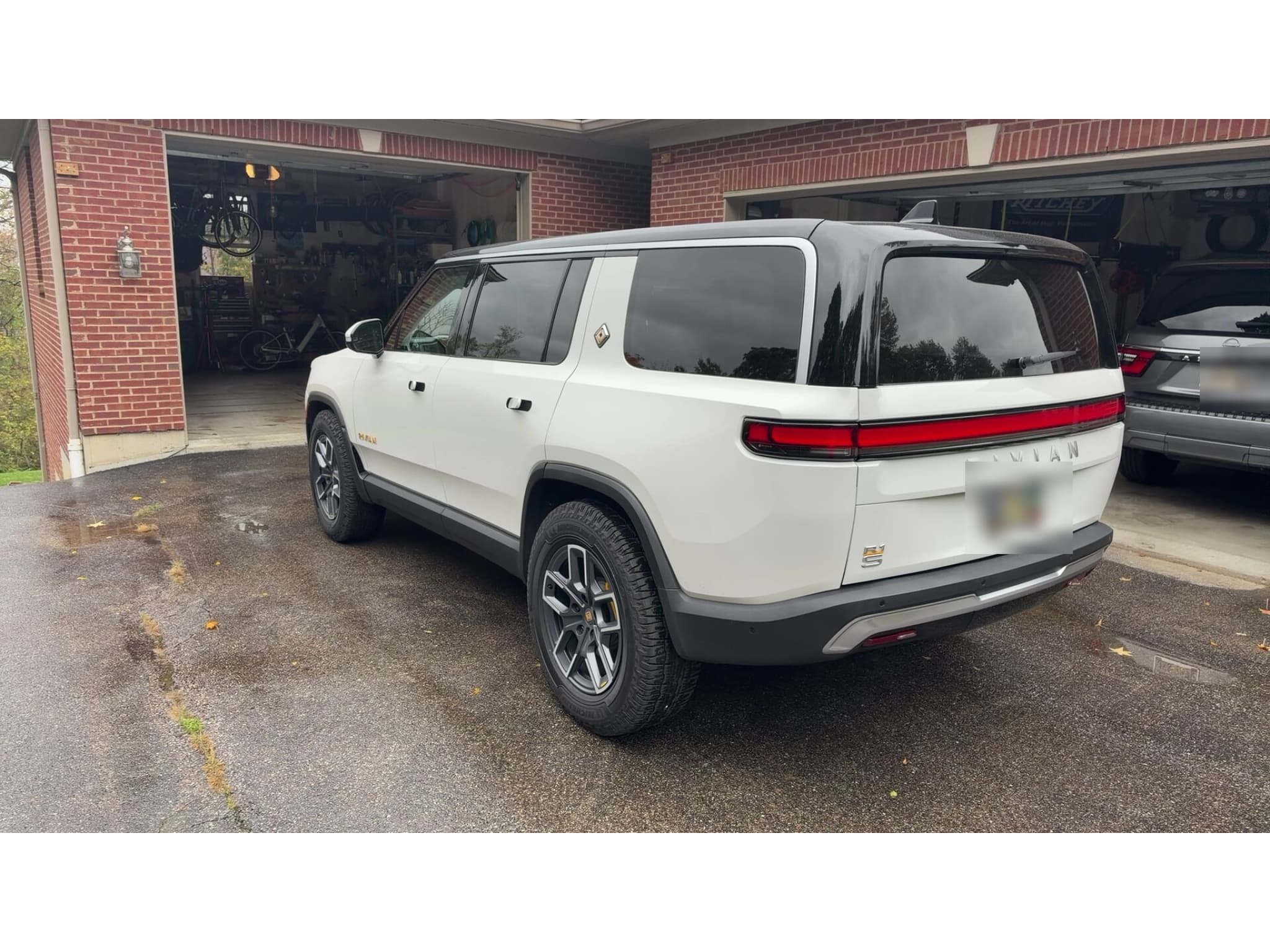 2023 Rivian R1S view 3