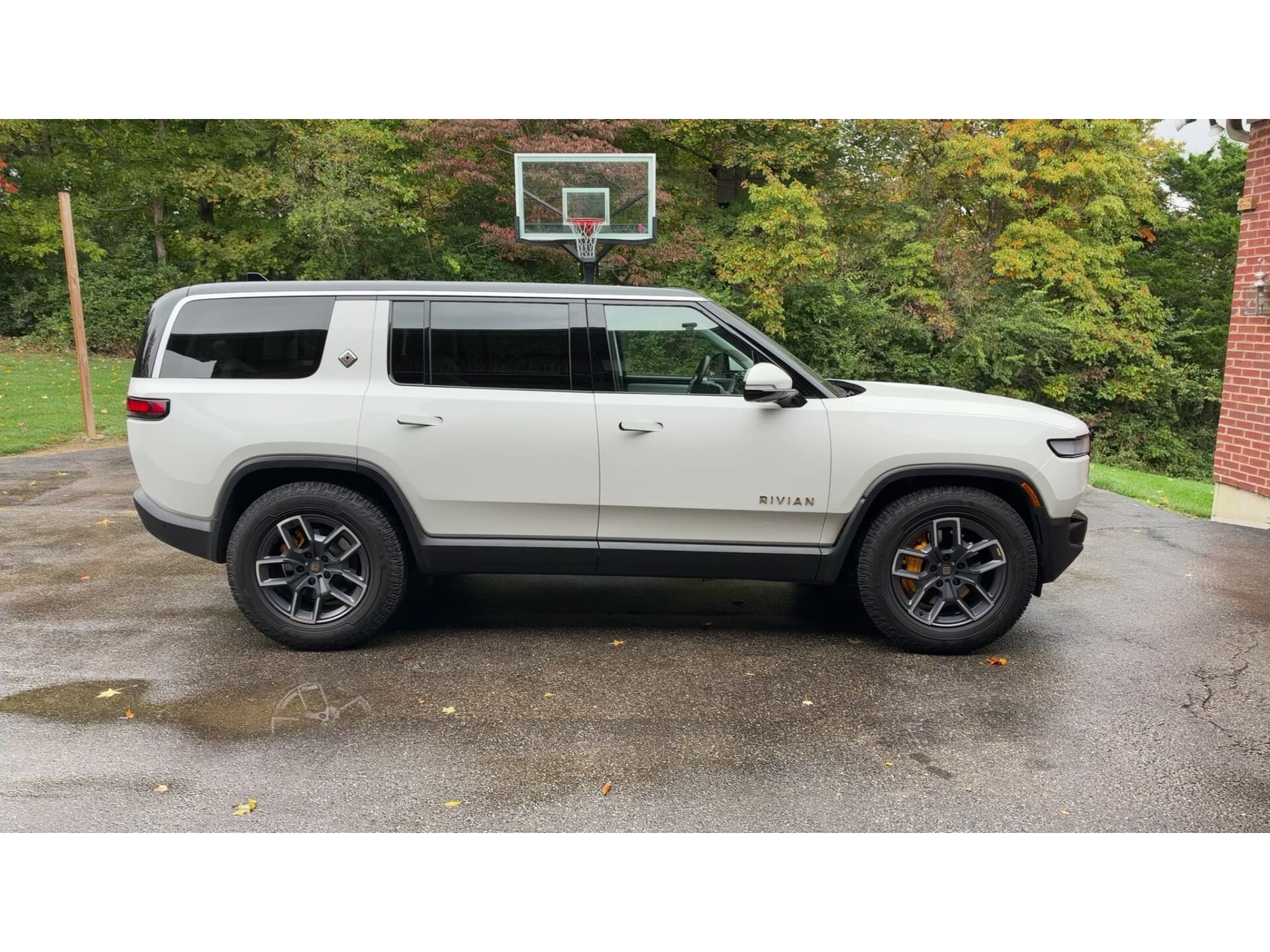 2023 Rivian R1S view 6