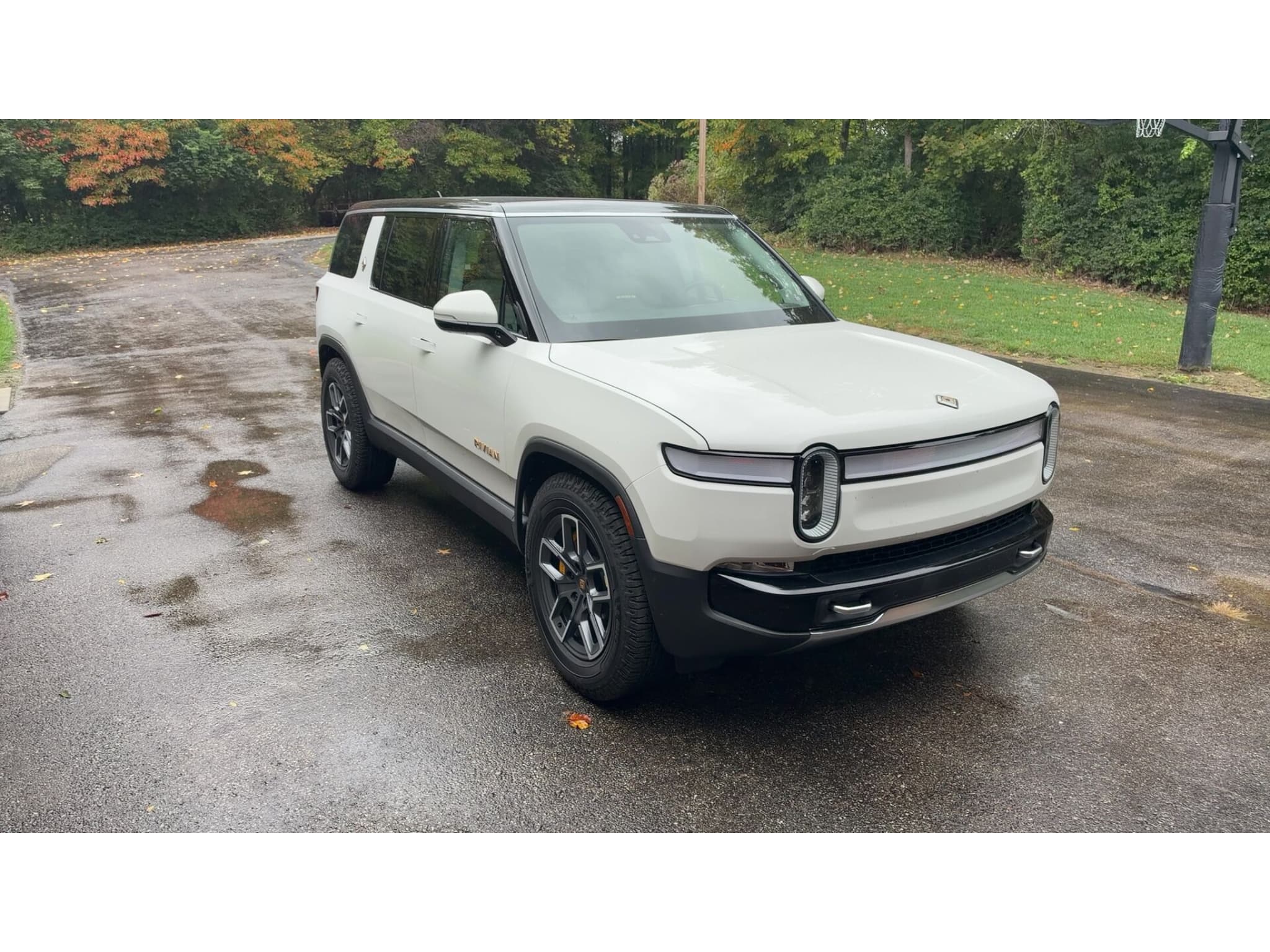 2023 Rivian R1S view 7