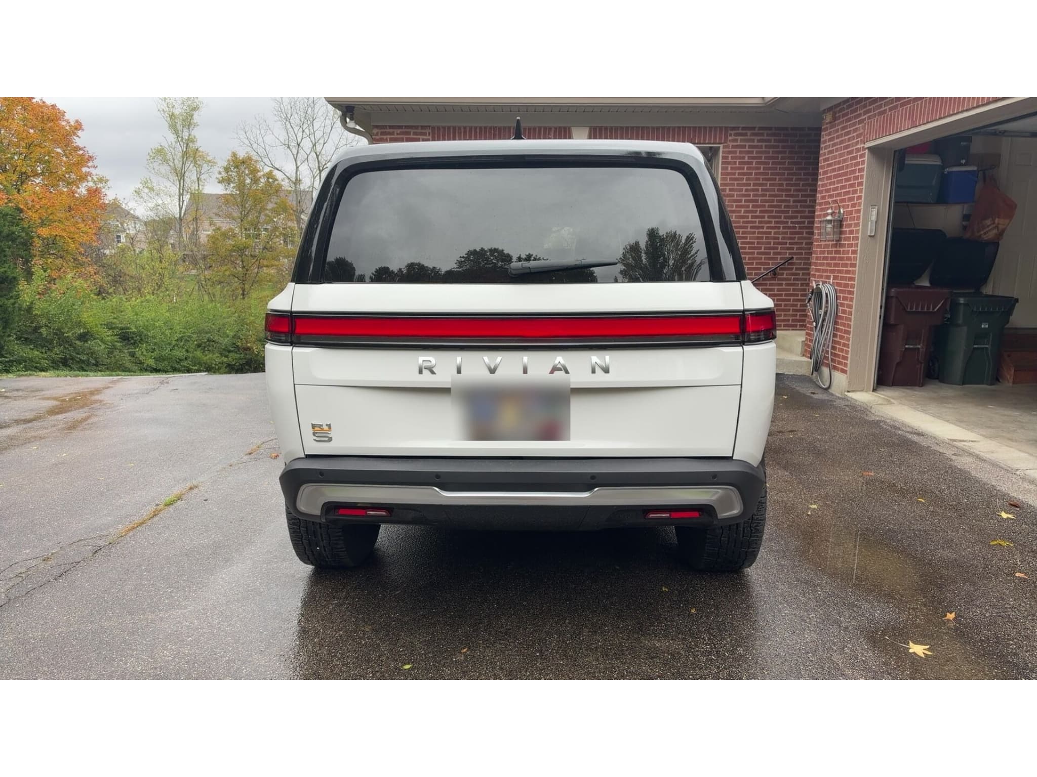 2023 Rivian R1S view 4