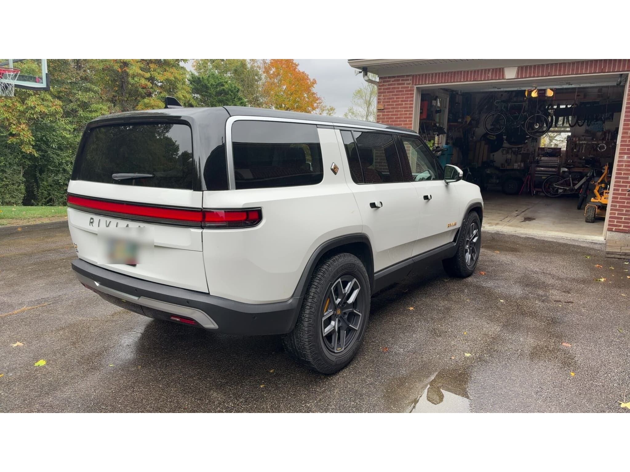 2023 Rivian R1S view 5