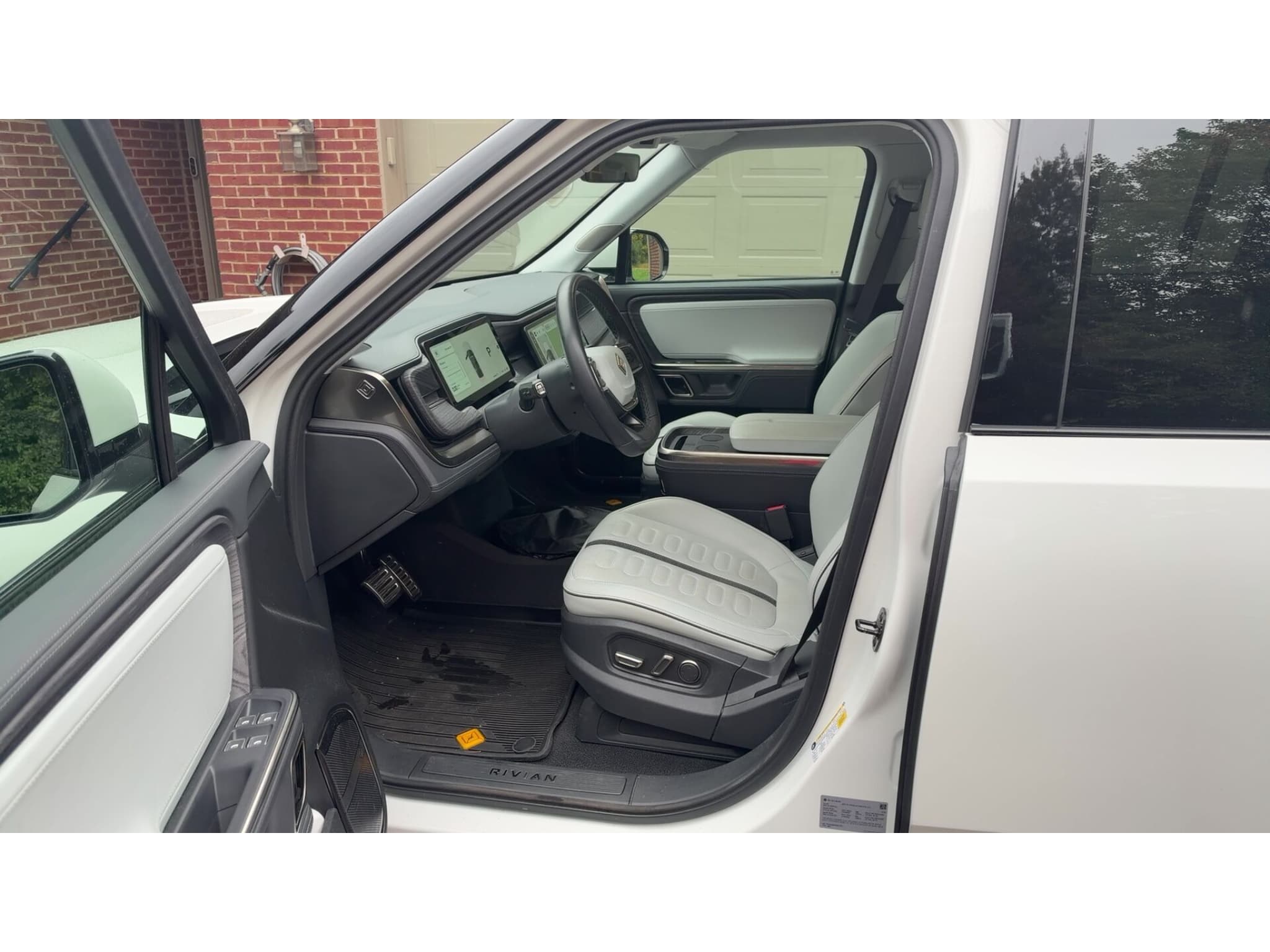 2023 Rivian R1S view 10