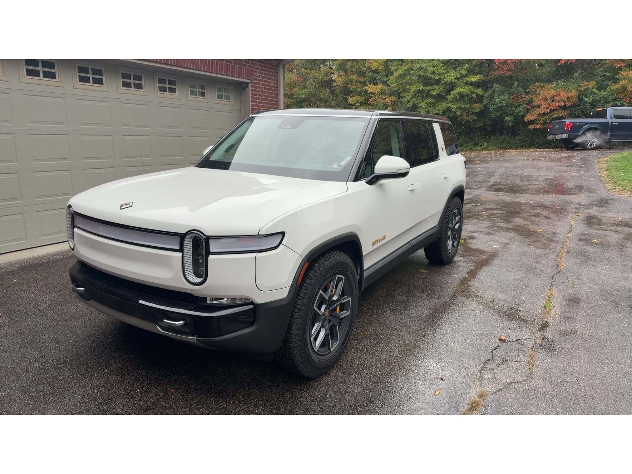2023 Rivian R1S view 1