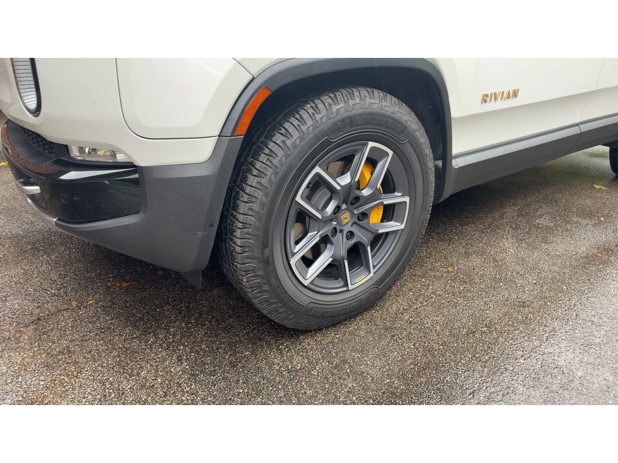 2023 Rivian R1S view 12
