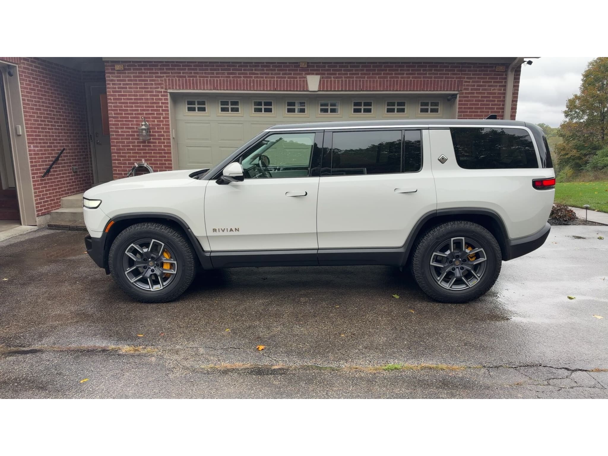 2023 Rivian R1S view 2