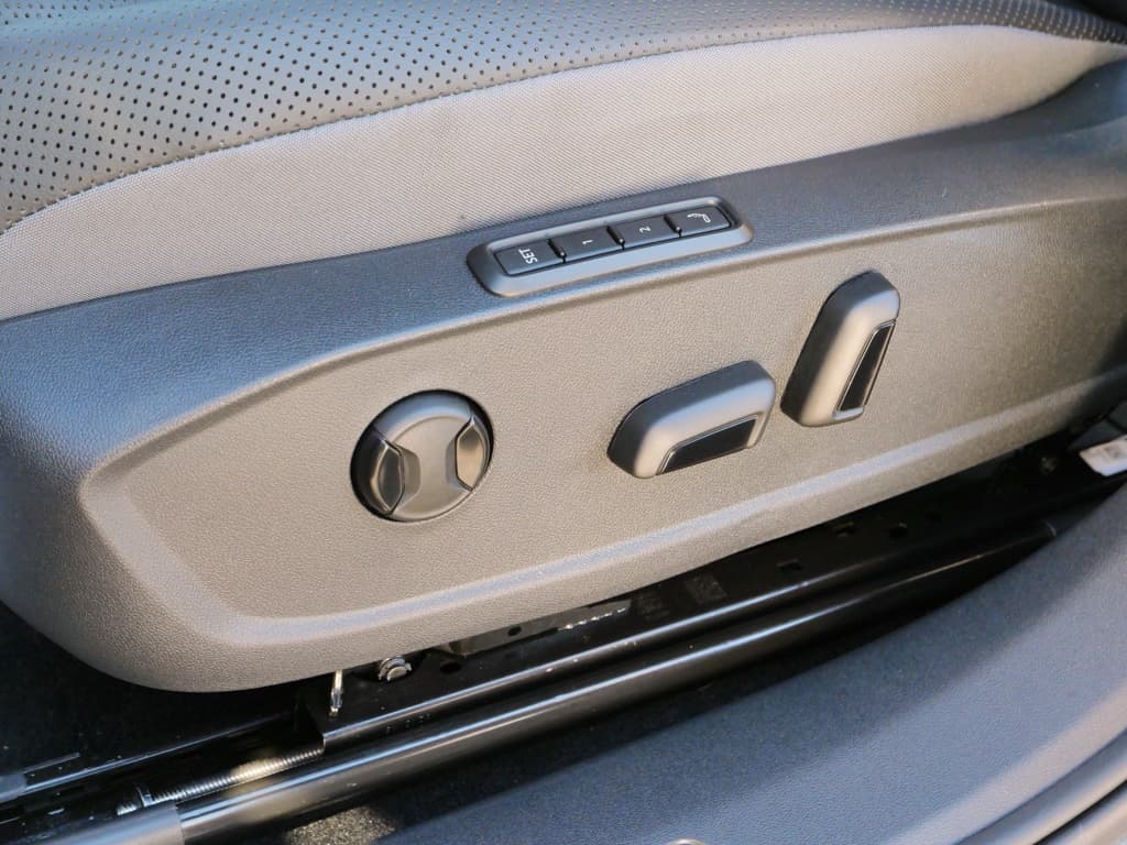 2024 Volkswagen ID.4 view 6