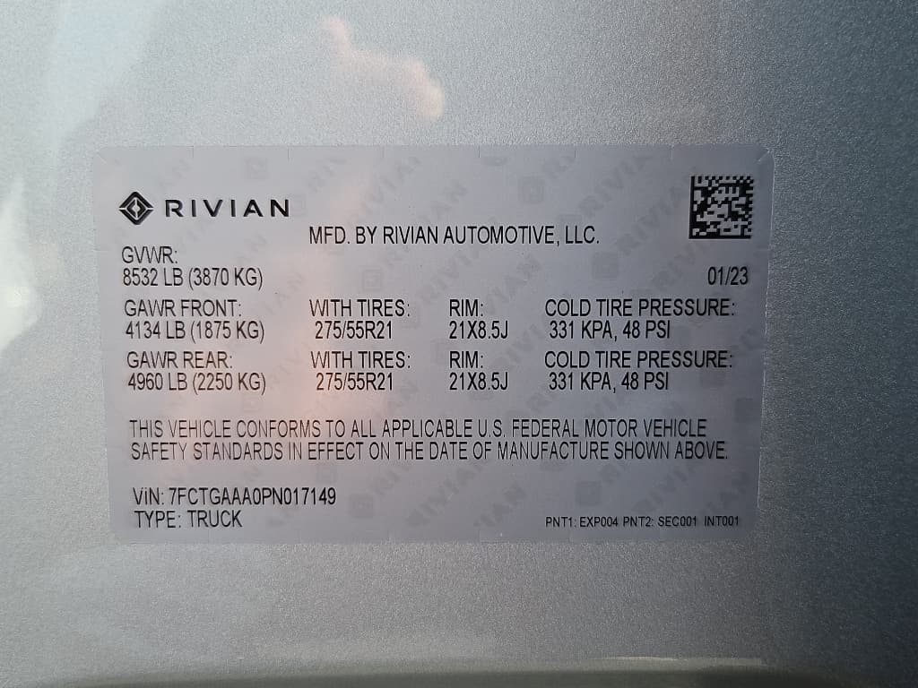 2023 Rivian R1T view 28