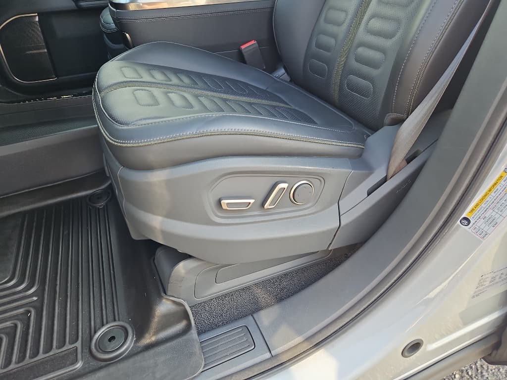 2023 Rivian R1T view 8