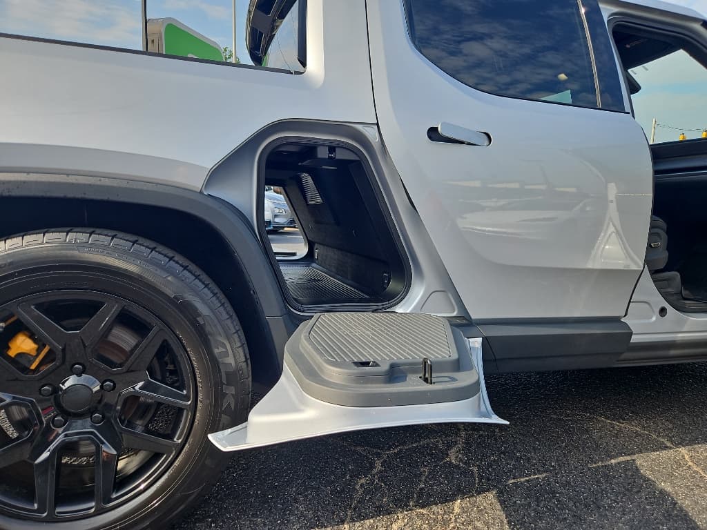 2023 Rivian R1T view 18