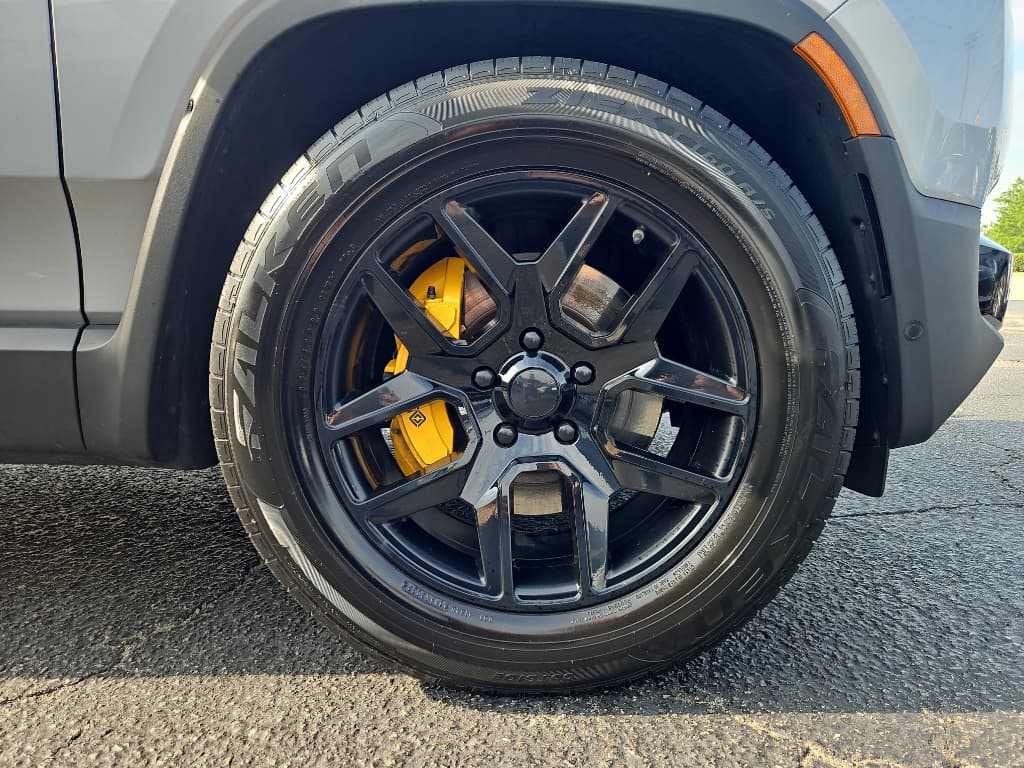 2023 Rivian R1T view 36