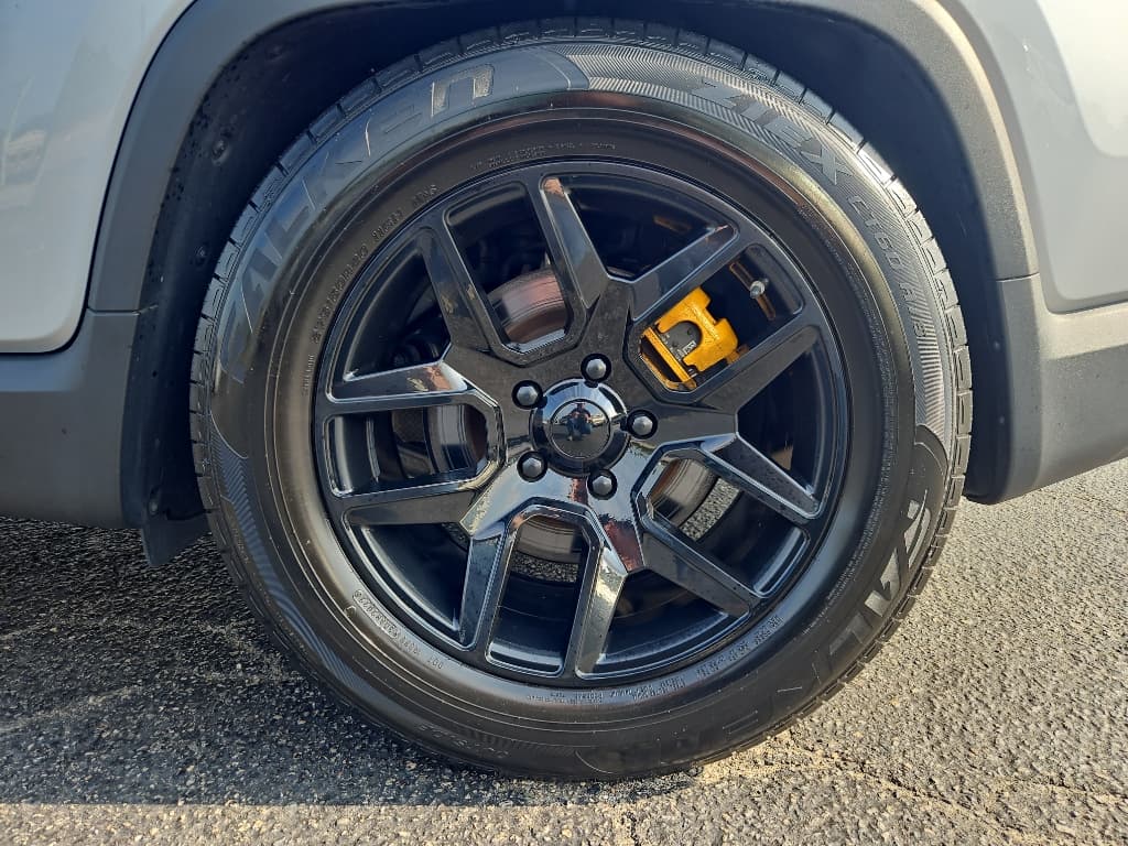 2023 Rivian R1T view 32
