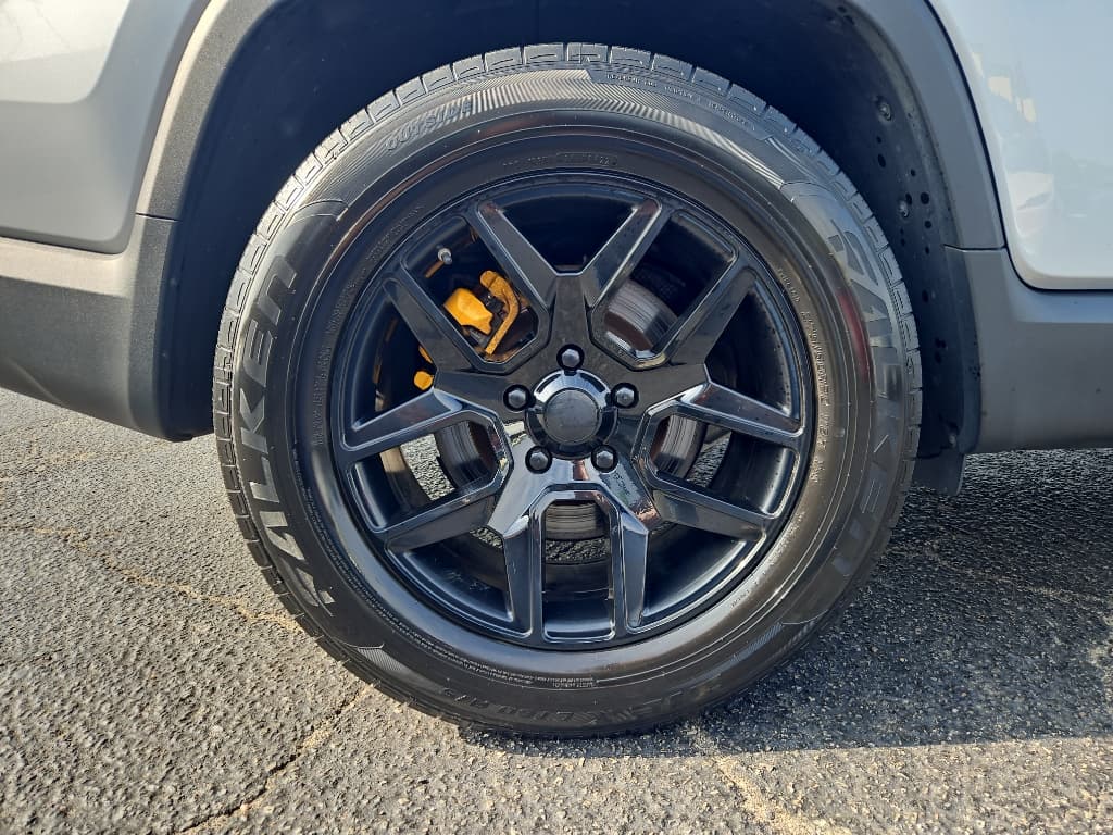 2023 Rivian R1T view 34