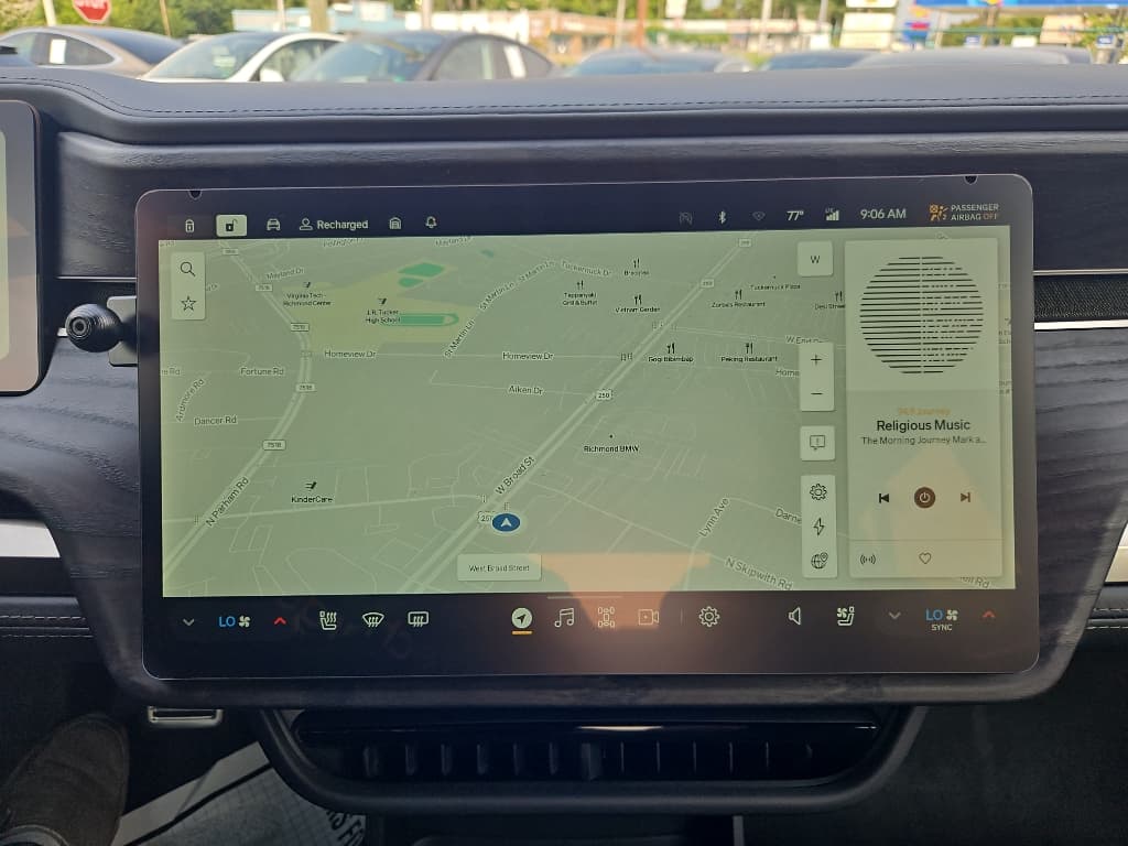 2023 Rivian R1T view 25