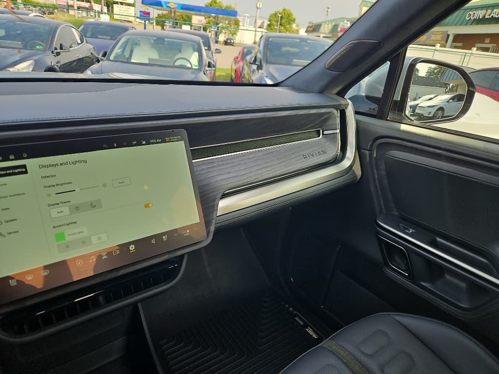 2023 Rivian R1T view 24