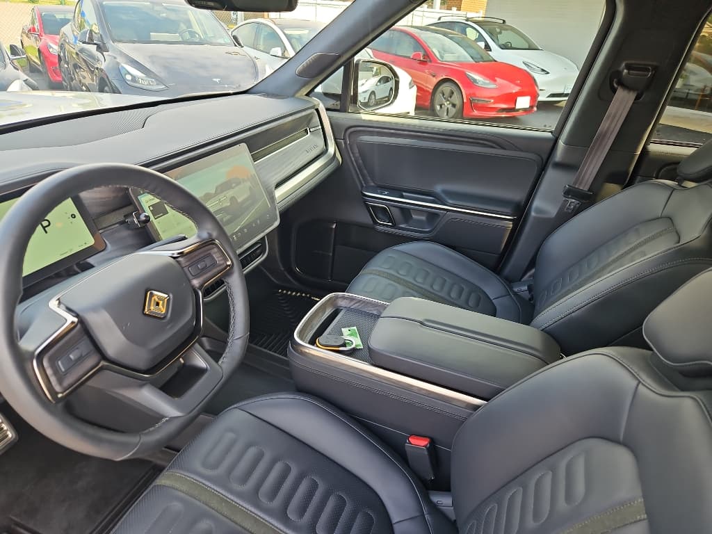 2023 Rivian R1T view 9