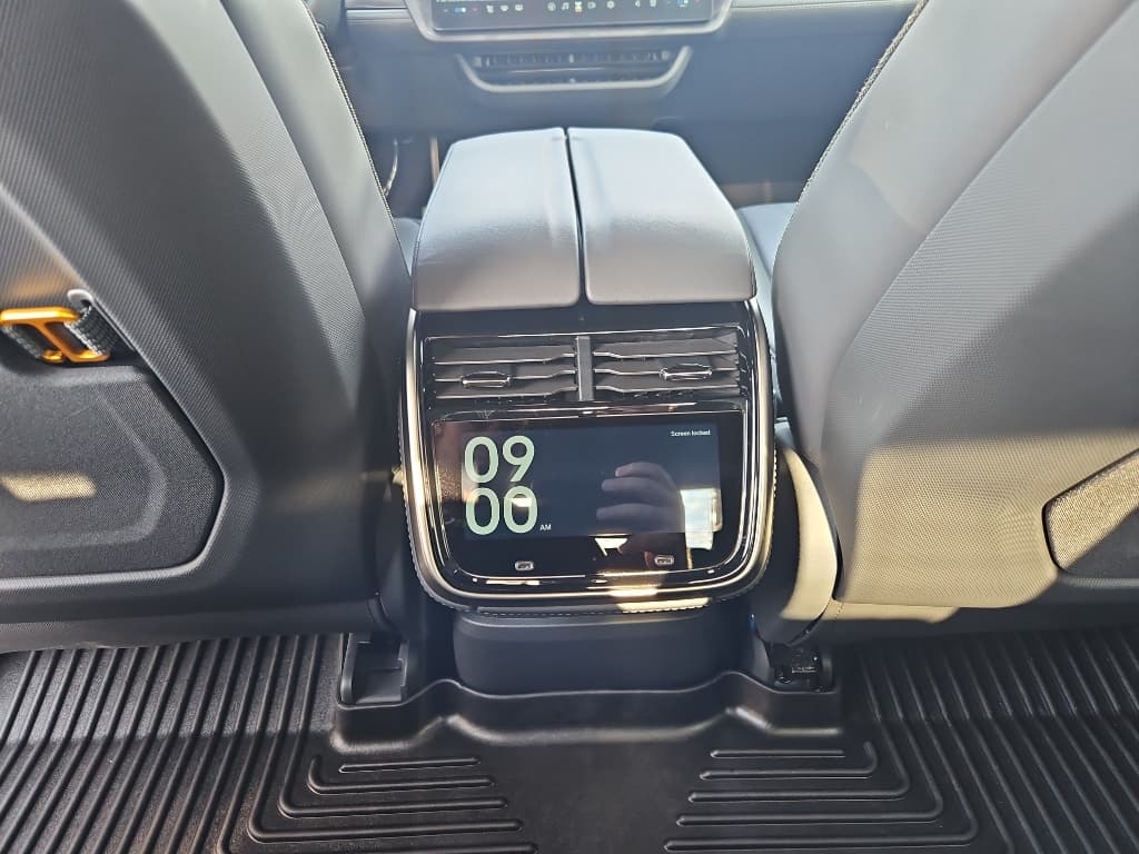 2023 Rivian R1T view 12