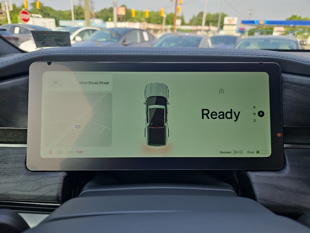 2023 Rivian R1T view 19