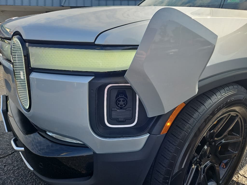 2023 Rivian R1T view 26