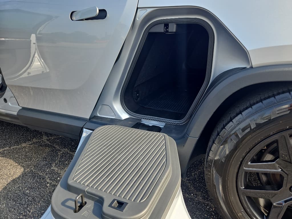 2023 Rivian R1T view 15