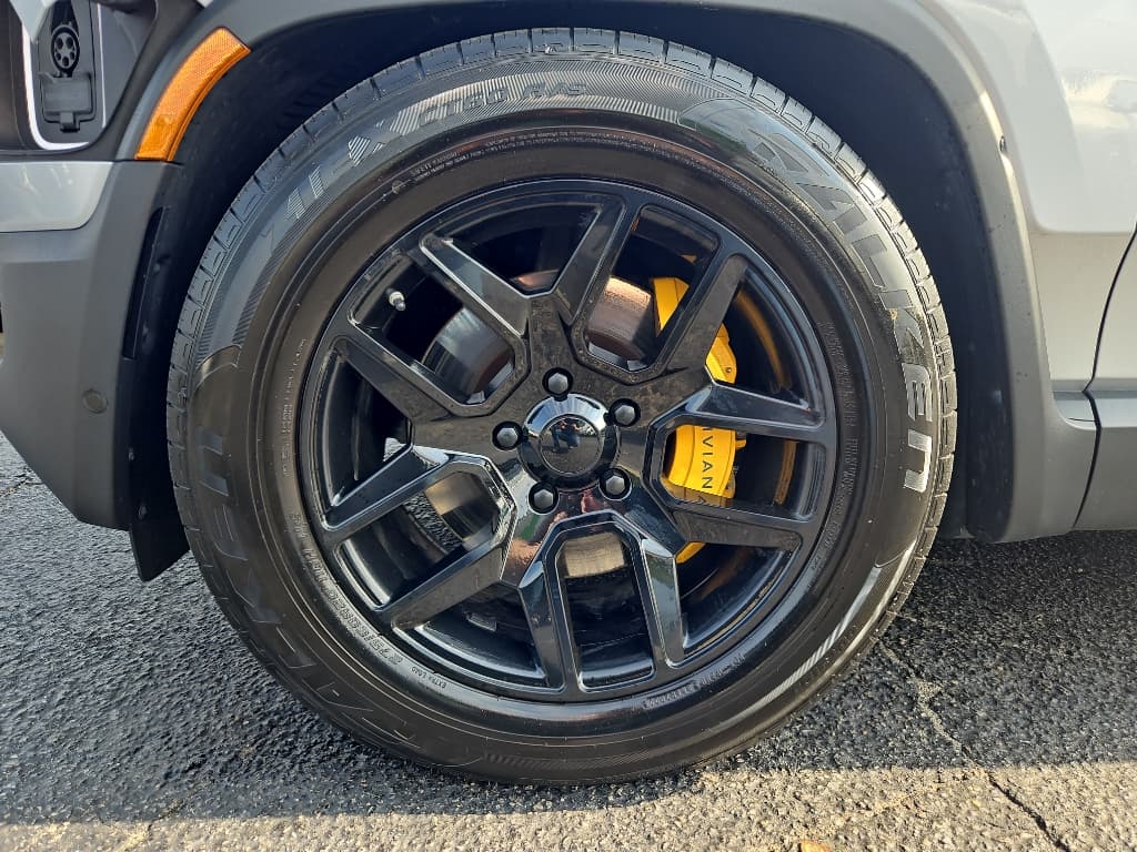 2023 Rivian R1T view 30