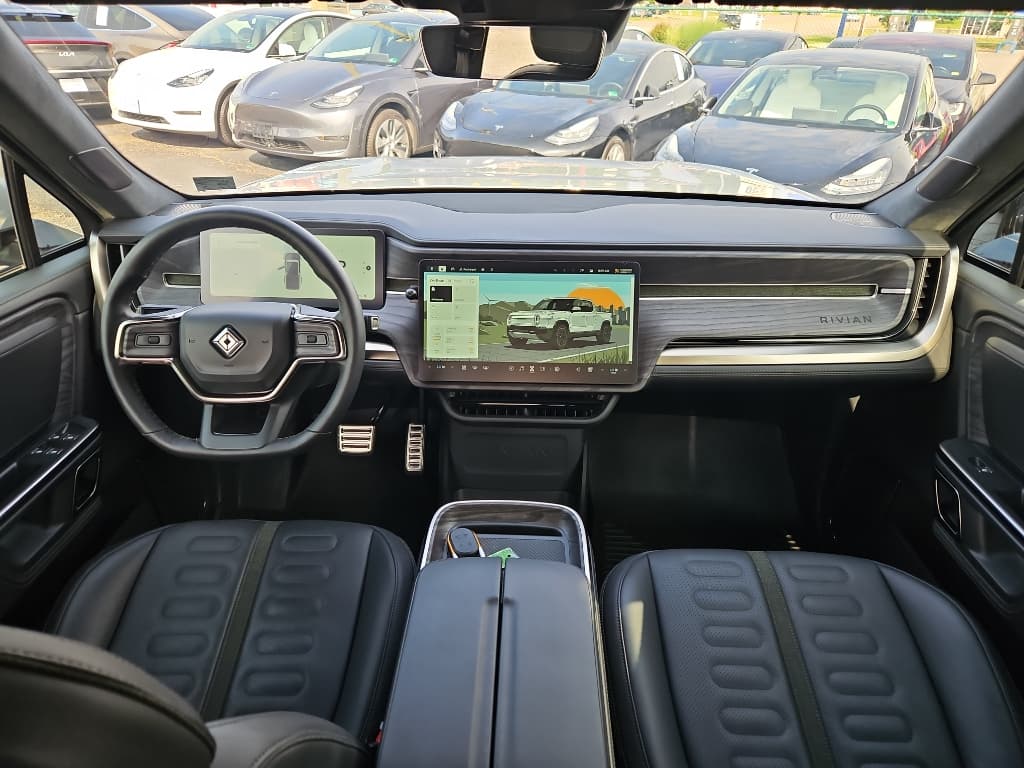 2023 Rivian R1T view 10