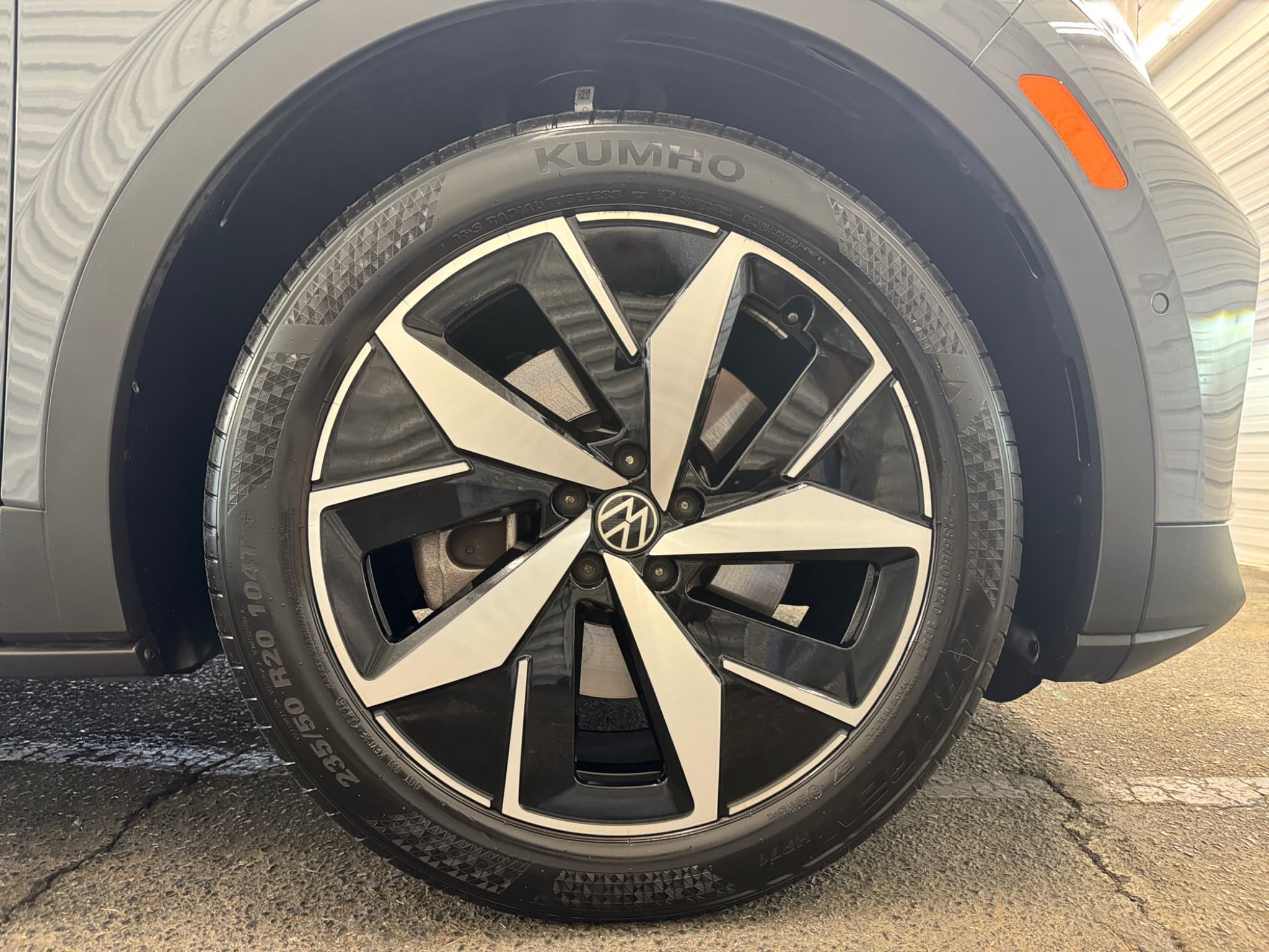 2025 Volkswagen ID.4 view 8