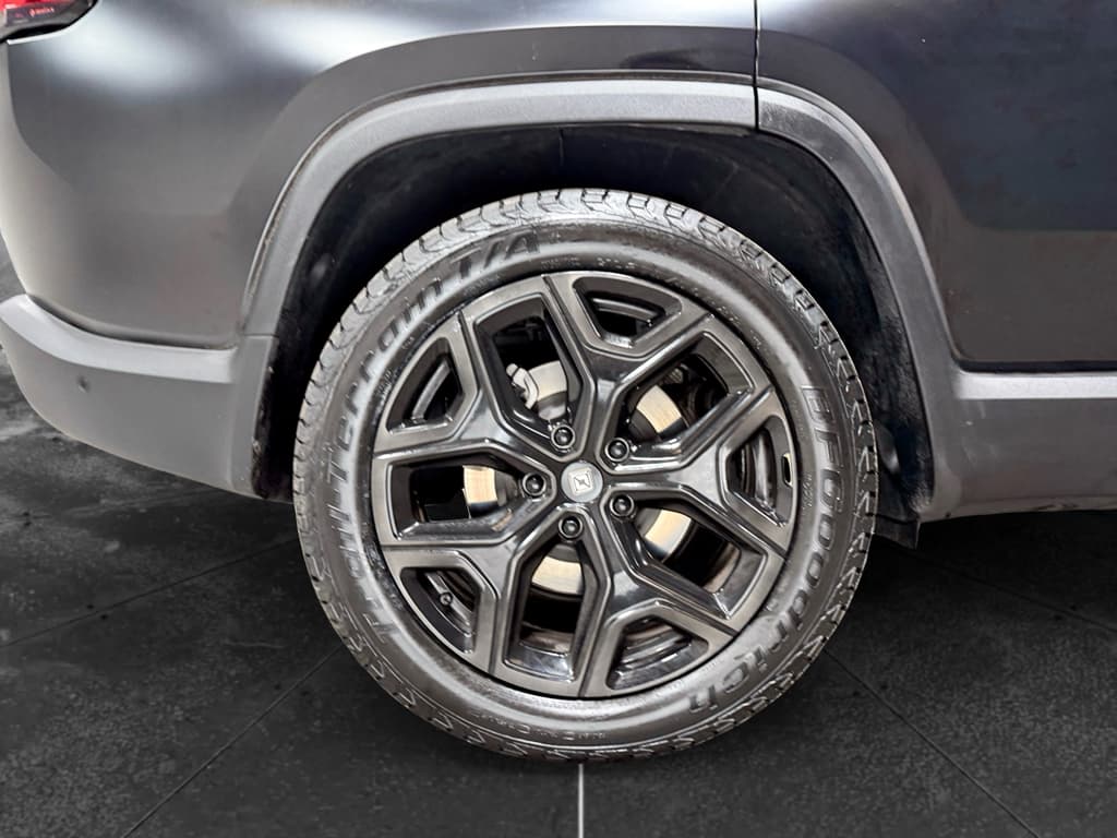 2023 Rivian R1S view 37