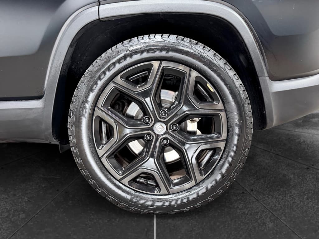 2023 Rivian R1S view 33