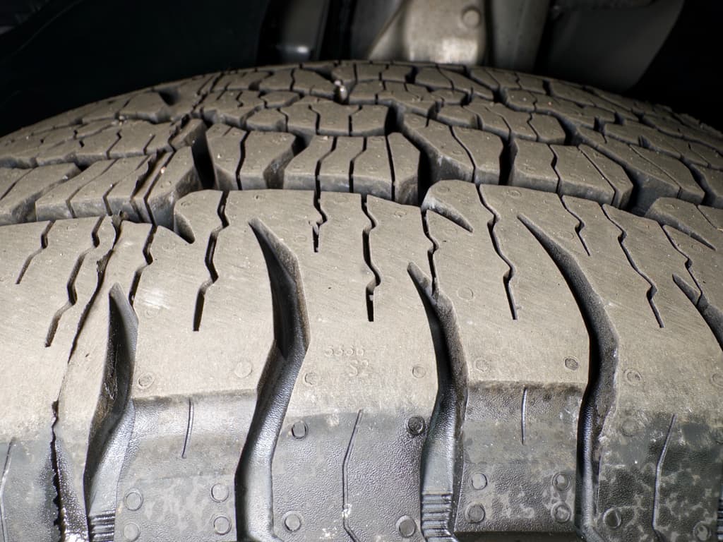 2023 Rivian R1S view 34