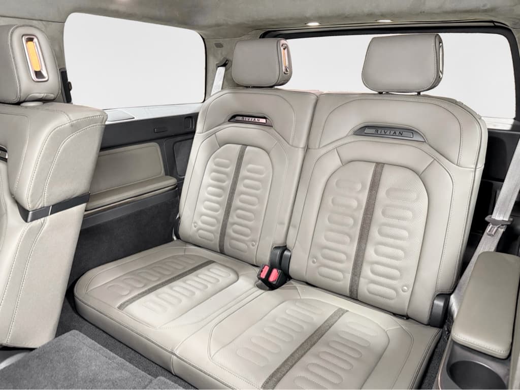 2023 Rivian R1S view 22