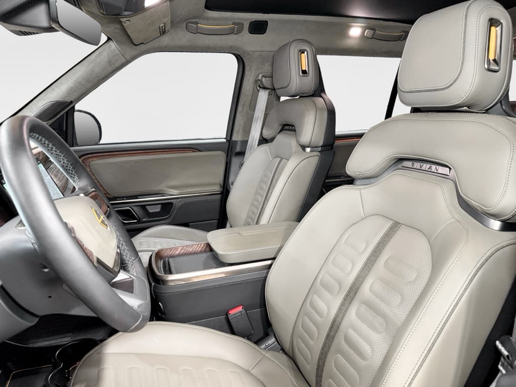 2023 Rivian R1S view 18